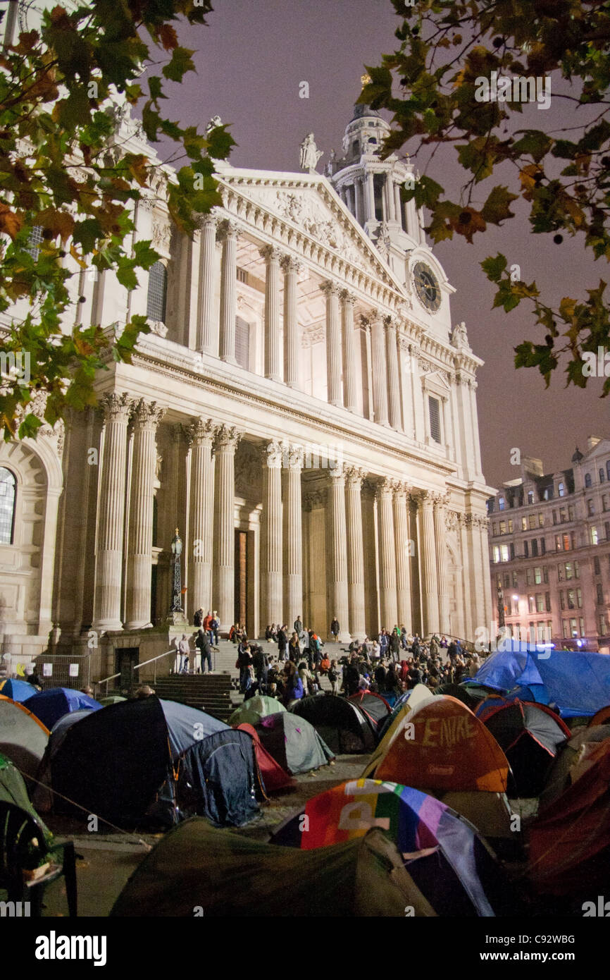 Londoner Börse Protest außerhalb St. Pauls Cathedral zu besetzen, in der Nacht mit Zelten außerhalb London England UK Stockfoto