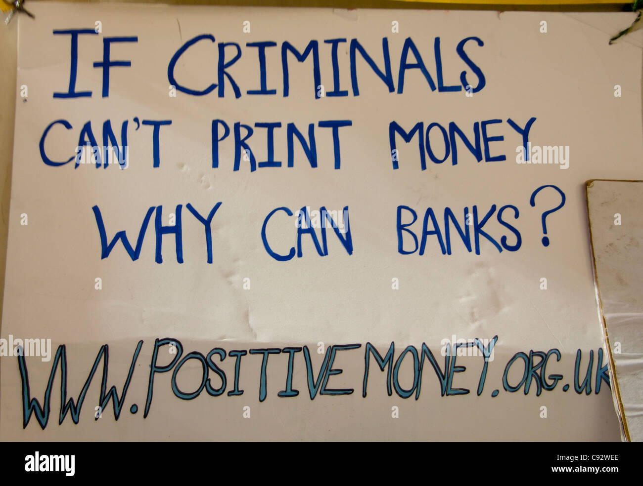 London-Protest vor dem St. Pauls Kathedrale Anti-Bank Banner London England UK zu besetzen Stockfoto