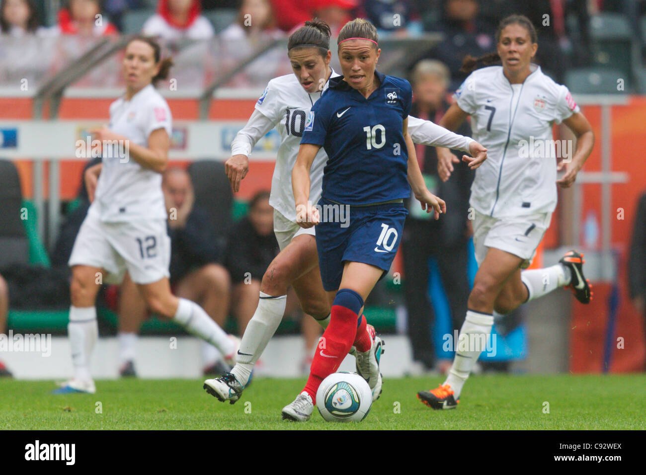 Camille Abily von Frankreich Angriffe gegen die Vereinigten Staaten während einer 2011 FIFA Frauen WM-Halbfinale. Stockfoto