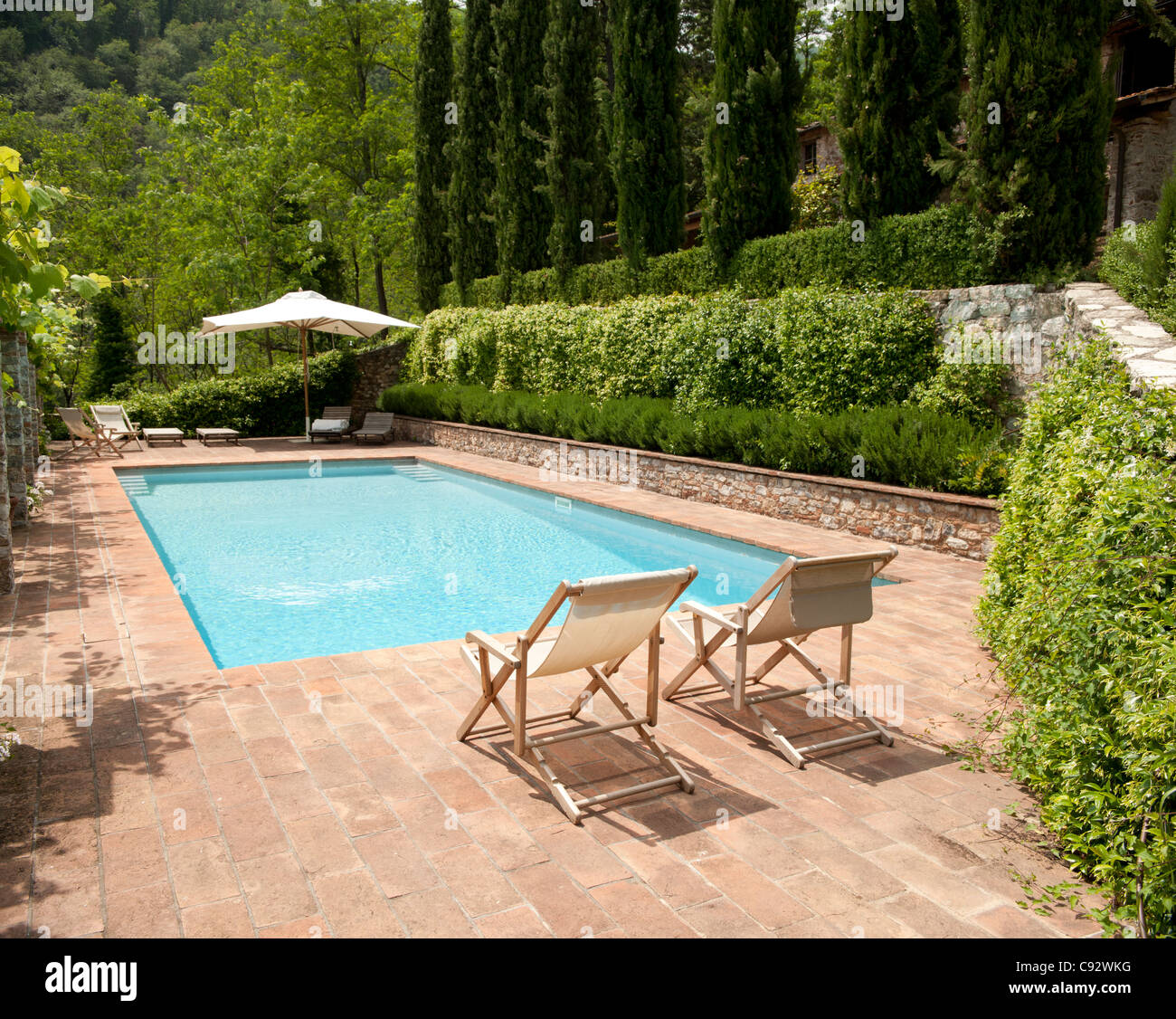 Viele Luxushotels und Villen in der nördlichen Toskana haben schöne Swimmingpools, die bei Besuchern und Gästen beliebt sind. Stockfoto