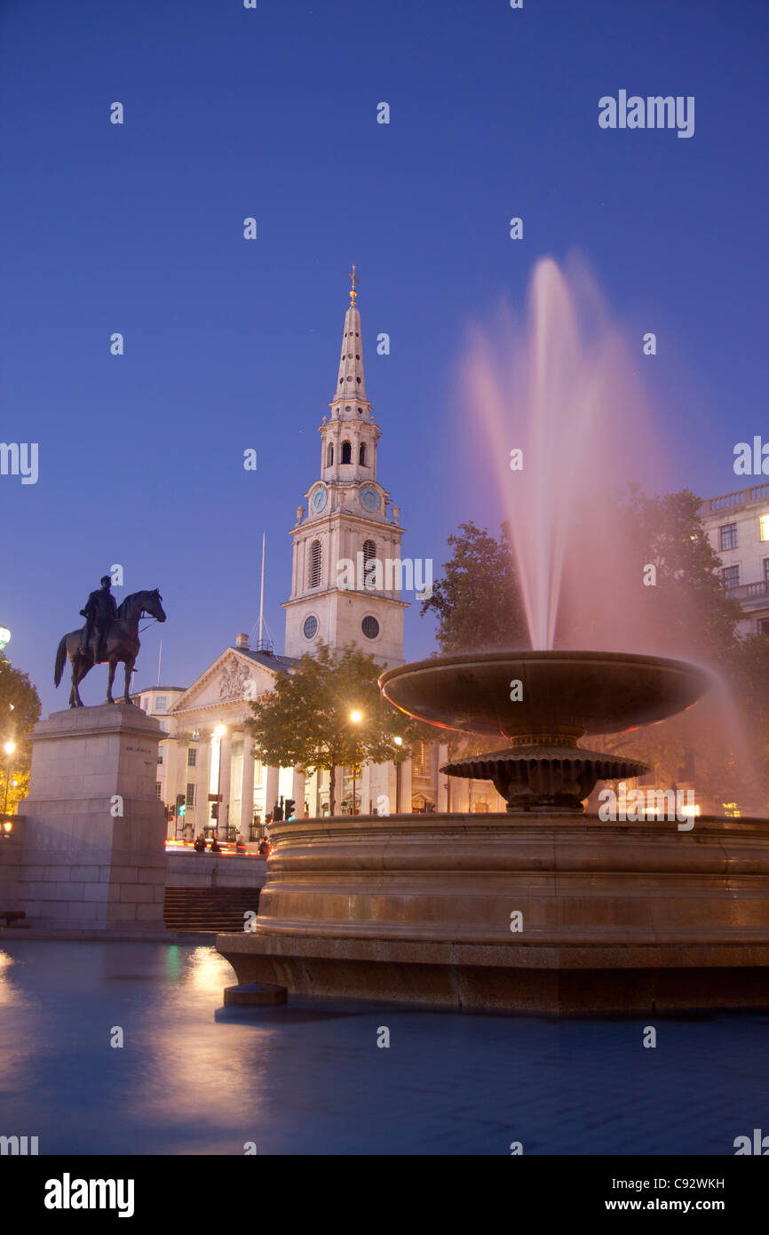Nachtansicht des Trafalgar Square mit Springbrunnen, Statue von König George IV und St. Martin in den Bereichen Kirche London England UK Stockfoto