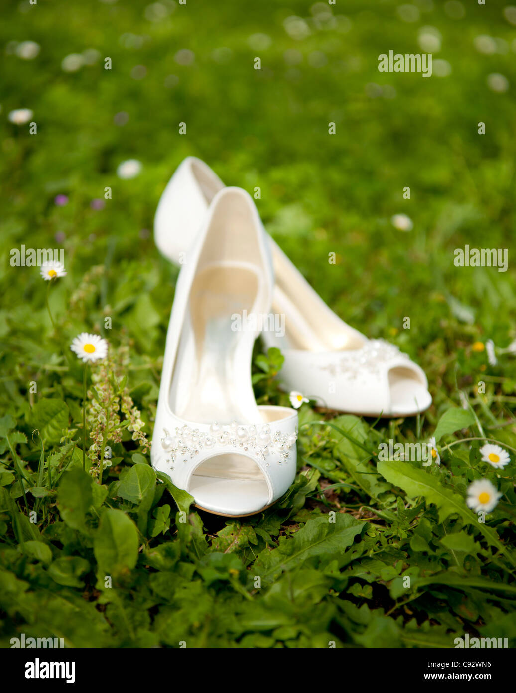 In vielen Ländern tragen Bräute traditionell weiße Brautkleider und passenden Schuhen. Toskana, Italien. Stockfoto
