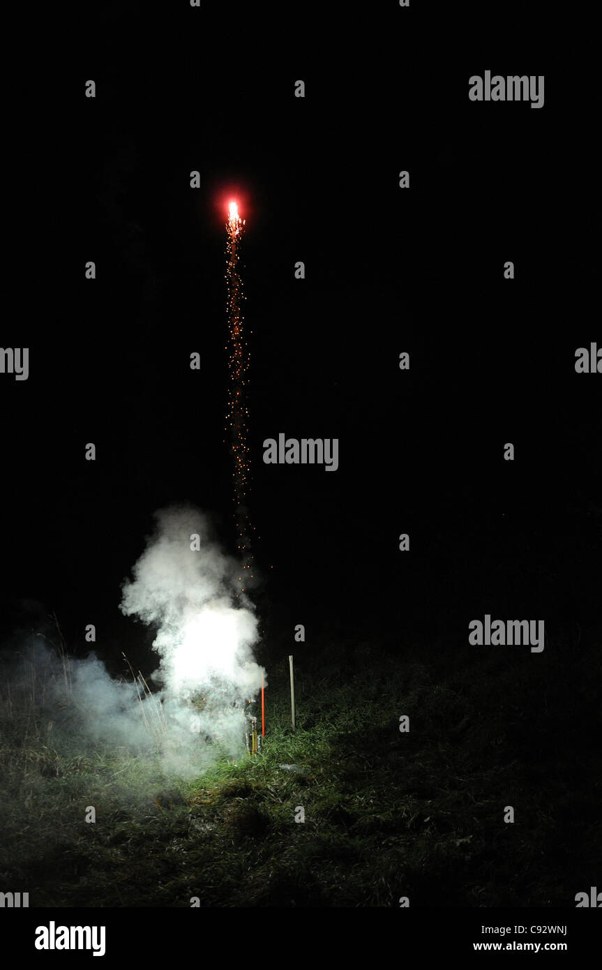 Feuerwerk mit mehreren Start-Fähigkeit neben Rakete starten Röhren im Boden stecken Stockfoto