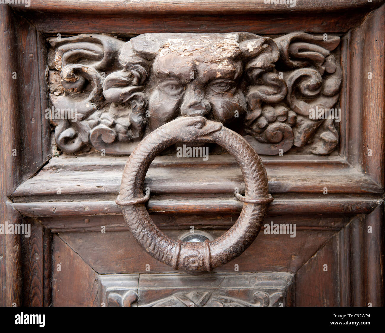 Die historische Stadt Lucca, in der nördlichen Toskana ist Heimat für einige schöne Beispiele für historische Architektur einschließlich verzierten Tür Stockfoto