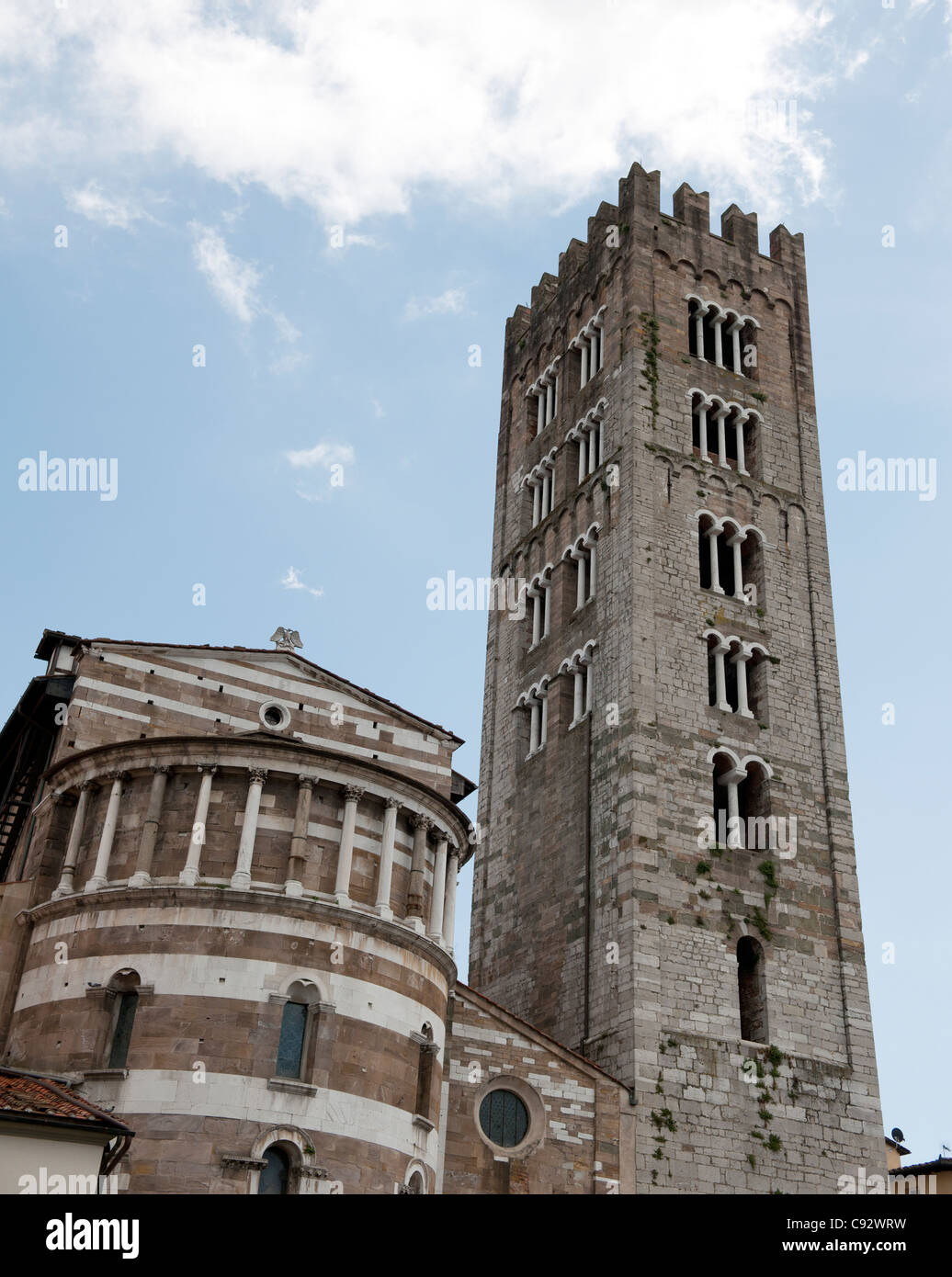 Die Kirche San Frediano in Lucca aus Meilen entfernt mit seinem markanten Turm oder Campanile erbaut zwischen 1112 ersichtlich und Stockfoto