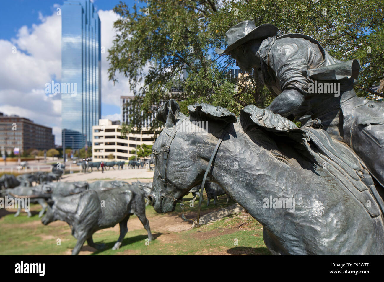 Trail Rider als Teil der Cattle Drive Skulpturen in Pioneer Plaza, Dallas, Texas, USA Stockfoto