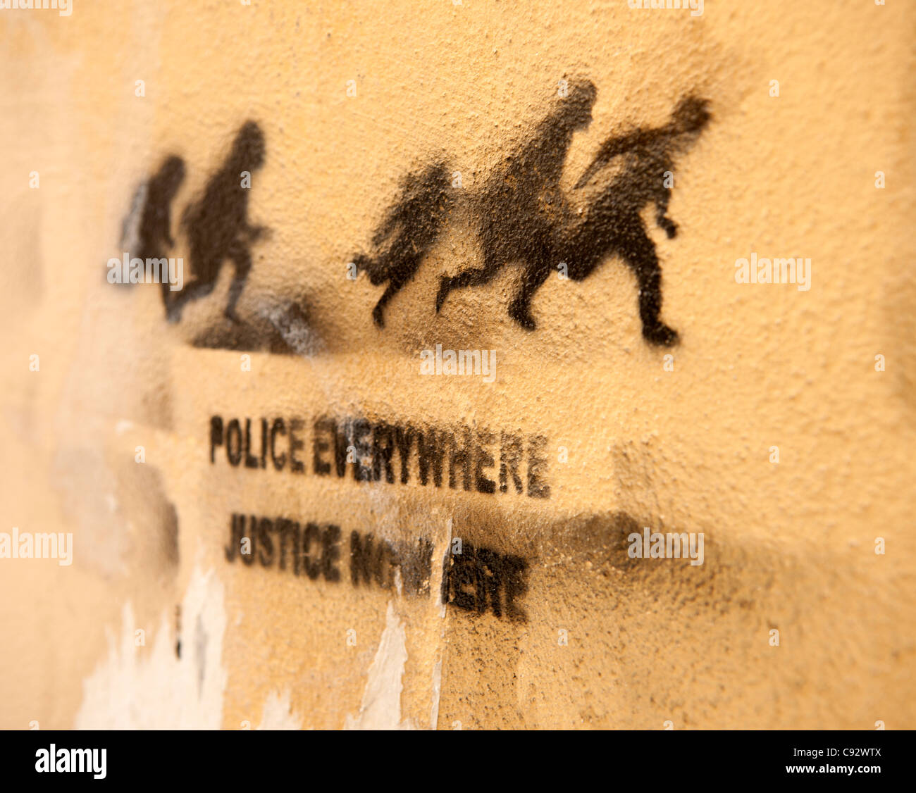 Graffiti ist ein Problem in vielen Städten in Italien, wo die entrechtete Menschen Gebäude mit sozio-politischen Botschaften schmücken. Stockfoto