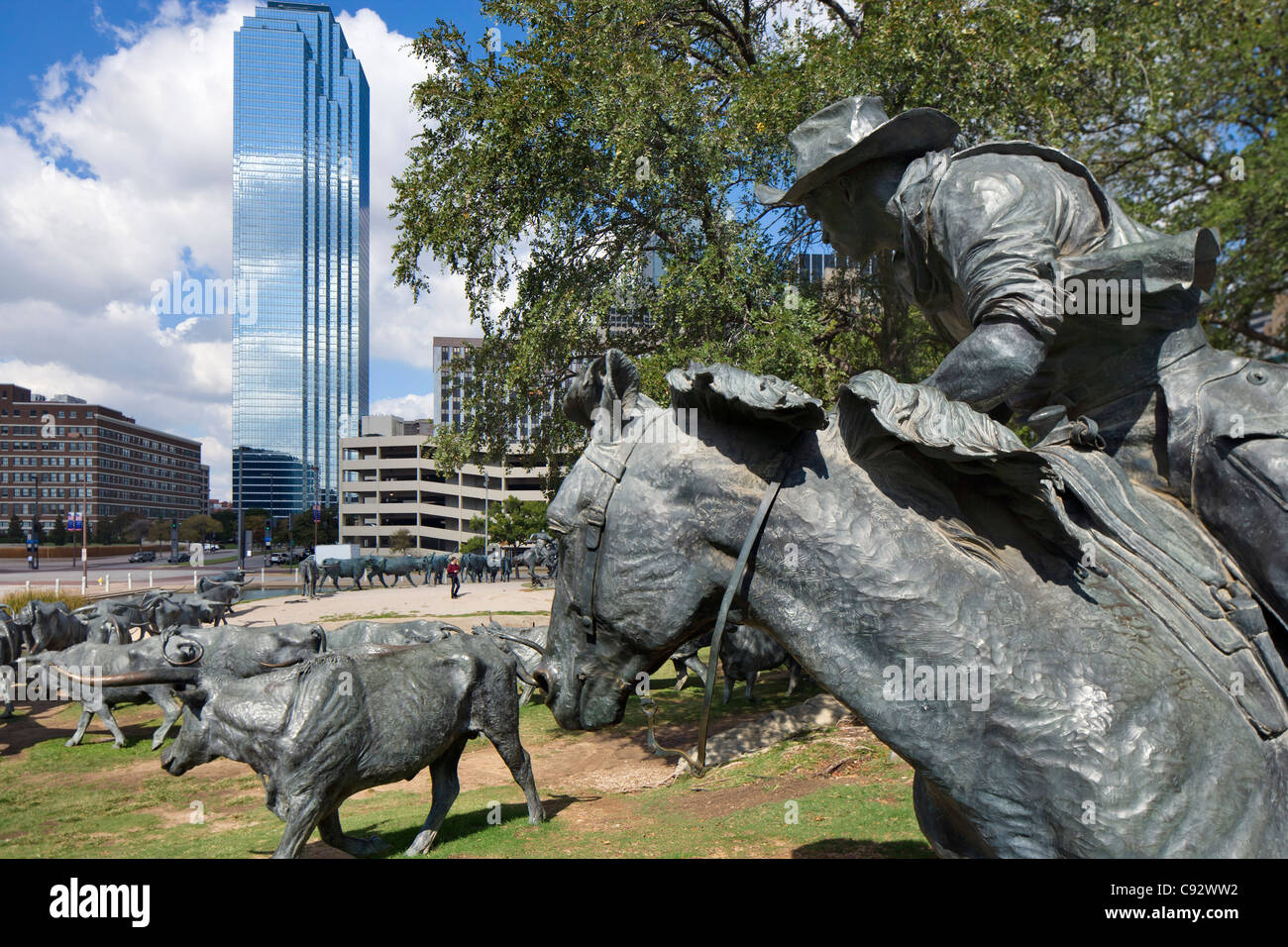 Trail Rider, ein Teil der Cattle Drive Skulpturen in Pioneer Plaza, Dallas, Texas, USA Stockfoto