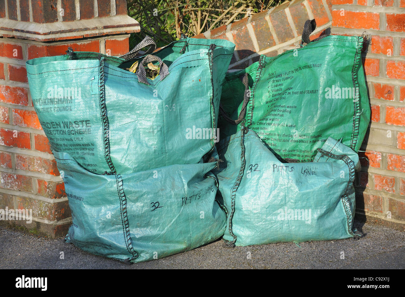Sacks of garden waste Fotos und Bildmaterial in hoher Auflosung Alamy