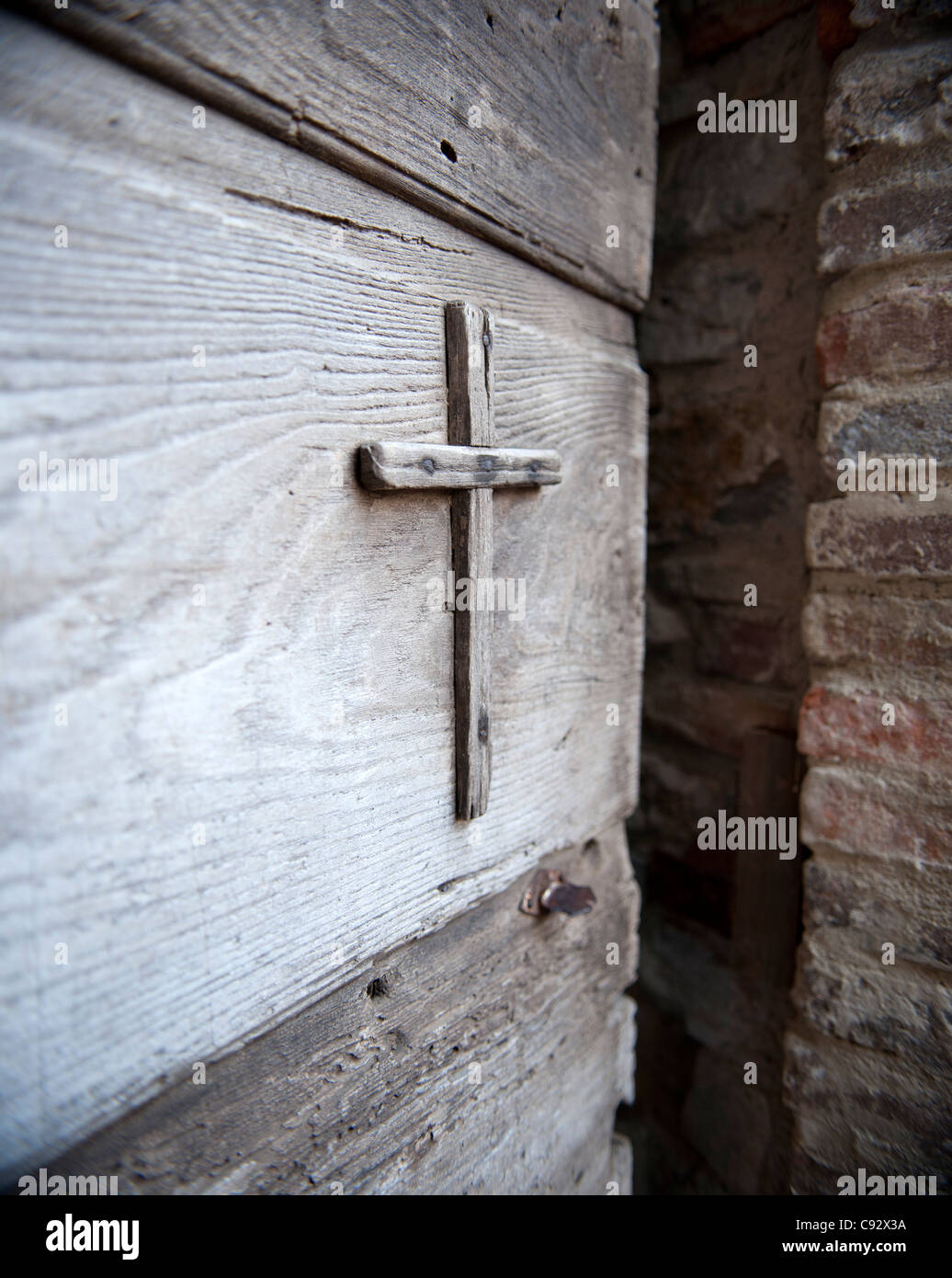 Viele historische Eigenschaften in Italien sind geschmückt mit katholischen Symbolik wie Kruzifix in Türen gestaltet. Stockfoto
