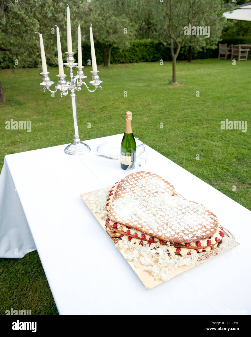 Es ist traditionell nach Hochzeiten die Gäste genießen eine Hochzeitstorte, die von der Braut geschnitten wird und in der Feier der Bräutigam Stockfoto