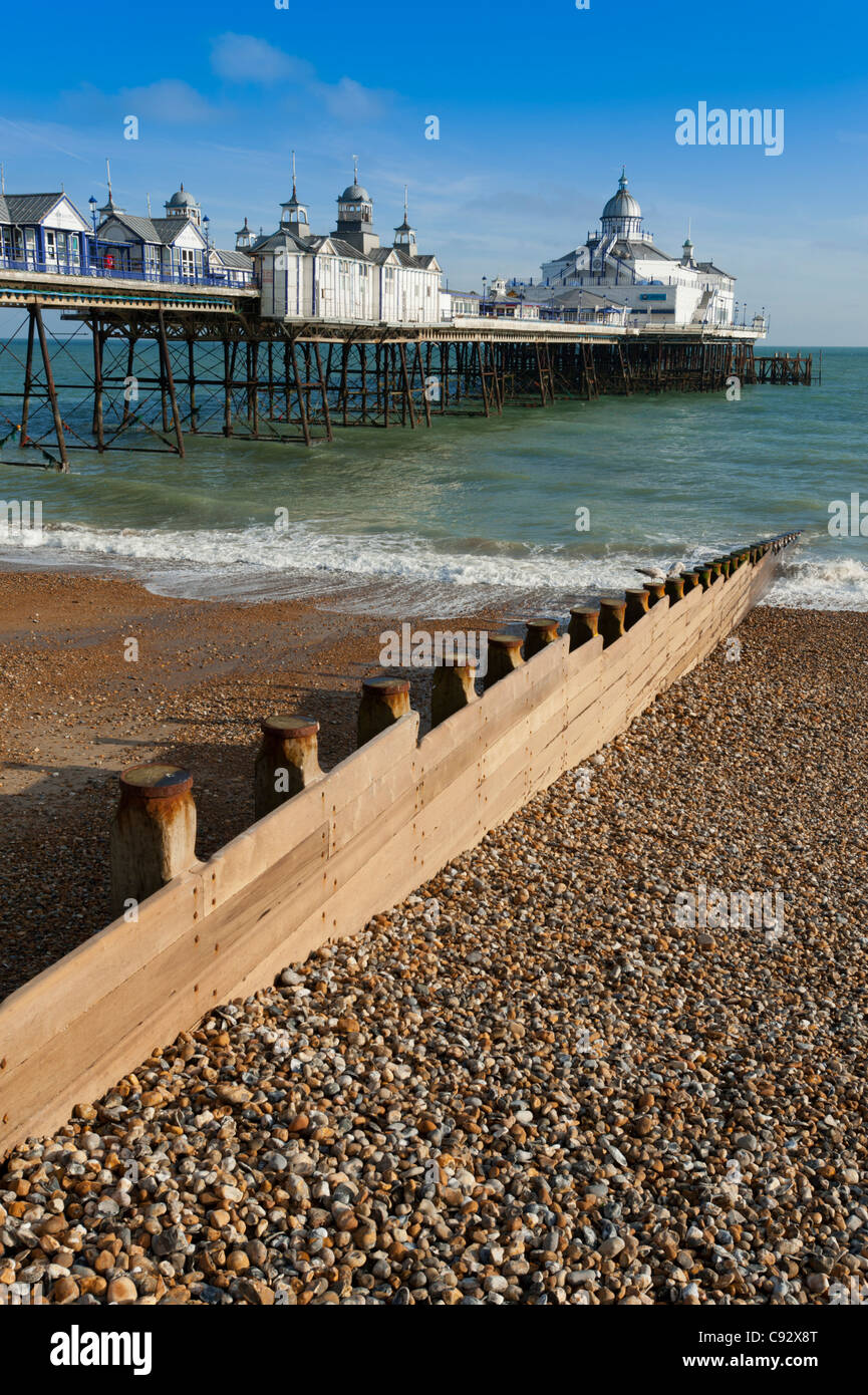 Der Pier und Strand in Eastbourne auf der südlichen Küste von East Sussex, England, UK. Stockfoto