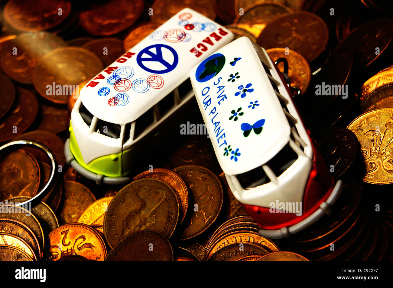 Bewusste Fokussierung. Hippie VW sparen unsere Planeten Camper van Schlüsselanhänger in UK am Meer Spielhalle Maschine Glücksspiel Stockfoto