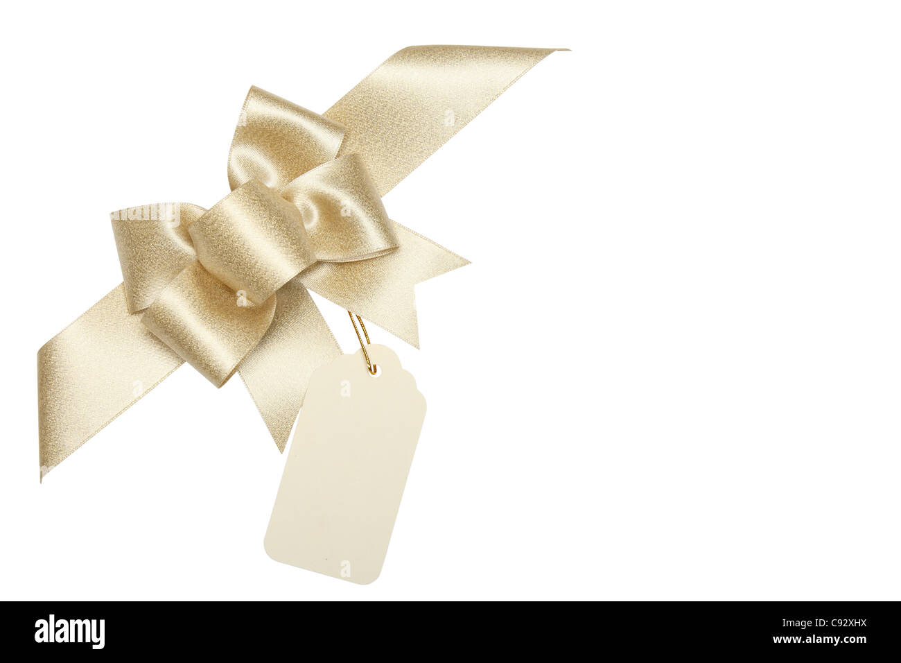 Goldene Schleife mit leeren Geschenkanhänger. Isoliert auf weiss. Stockfoto
