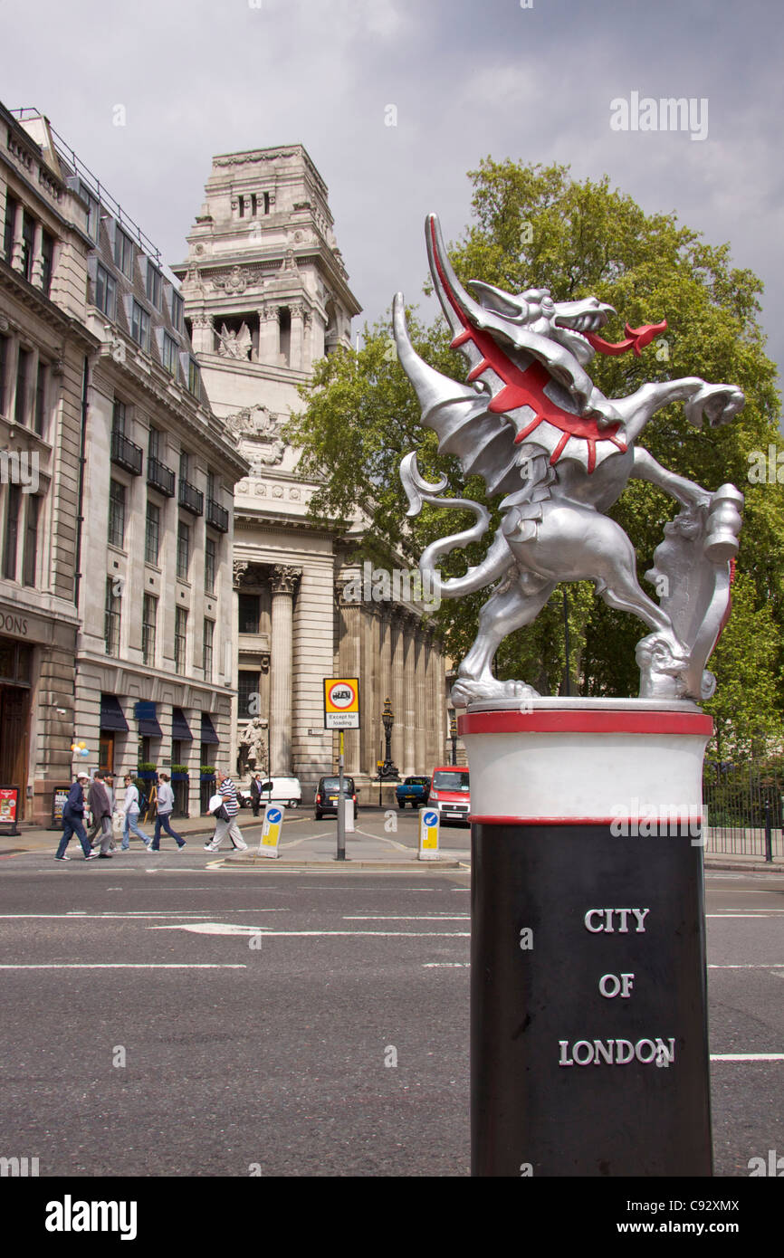 Drachen-Statue mit dem Schild des St George befindet sich am Eingang der City of London mit dem Bau der 10 Trinity Stockfoto