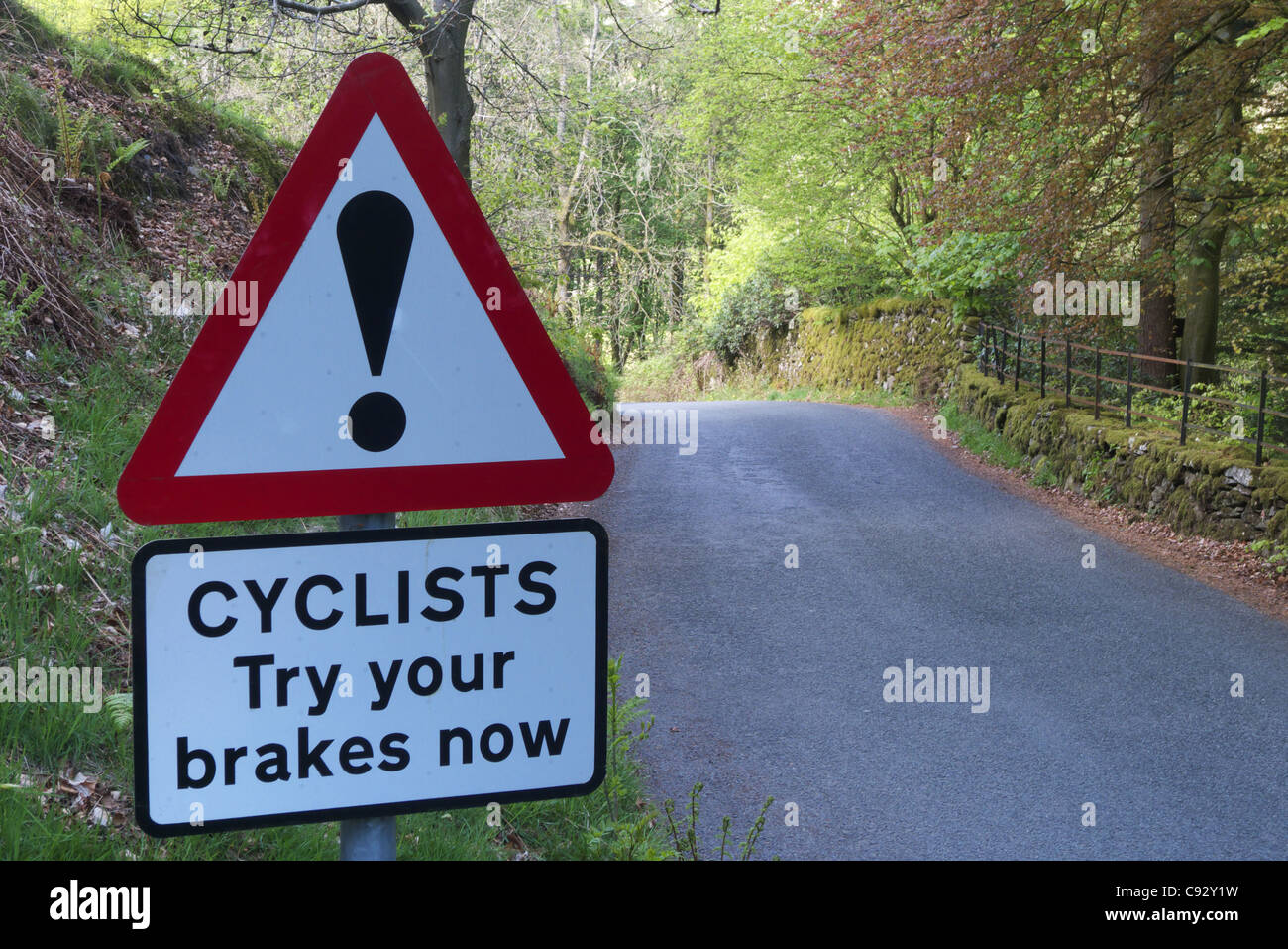 Ein Schild in der Seenplatte Warnung Radfahrer versuchen ihre Bremsen vor einem steilen Abstieg Stockfoto