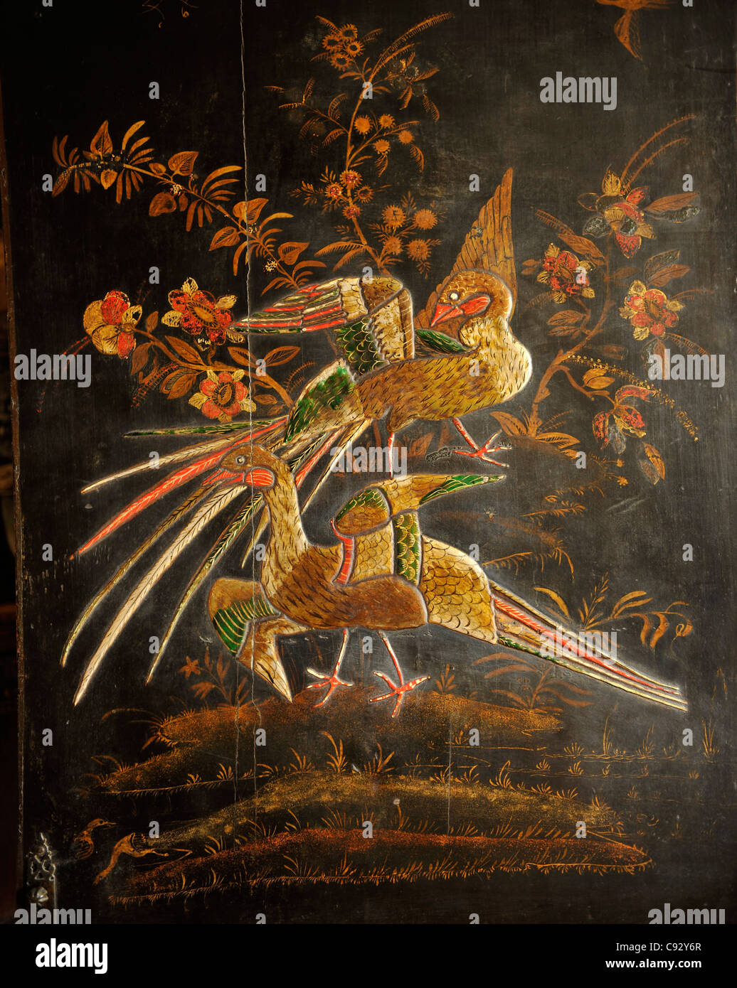 Antike Asiatische Möbel ist oft aufwendig vergoldet und lackiert mit komplizierten Mustern und symbolische Embleme. Stockfoto