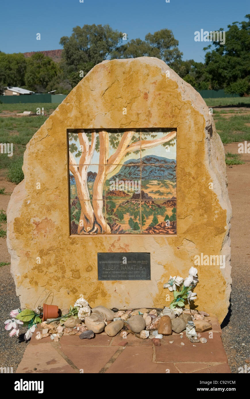 Albert Namatjira ist ein berühmter Aboriginal Maler, dessen Grab schön dekoriert ist. Stockfoto