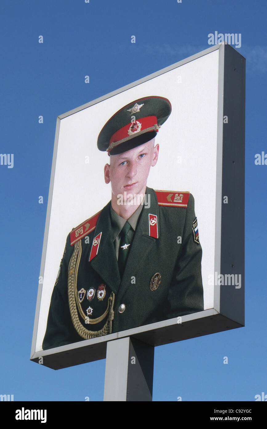 Ein Foto eines ostdeutschen Soldaten am Checkpoint Charlie in Berlin Stockfoto