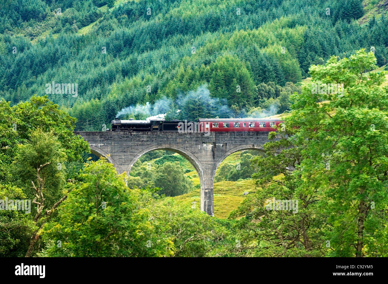 Dampfmaschine Lord of the Isles zieht Personenzug in Glenfinnan Viadukt nach Mallaig von Fort William. Highland, Schottland Stockfoto