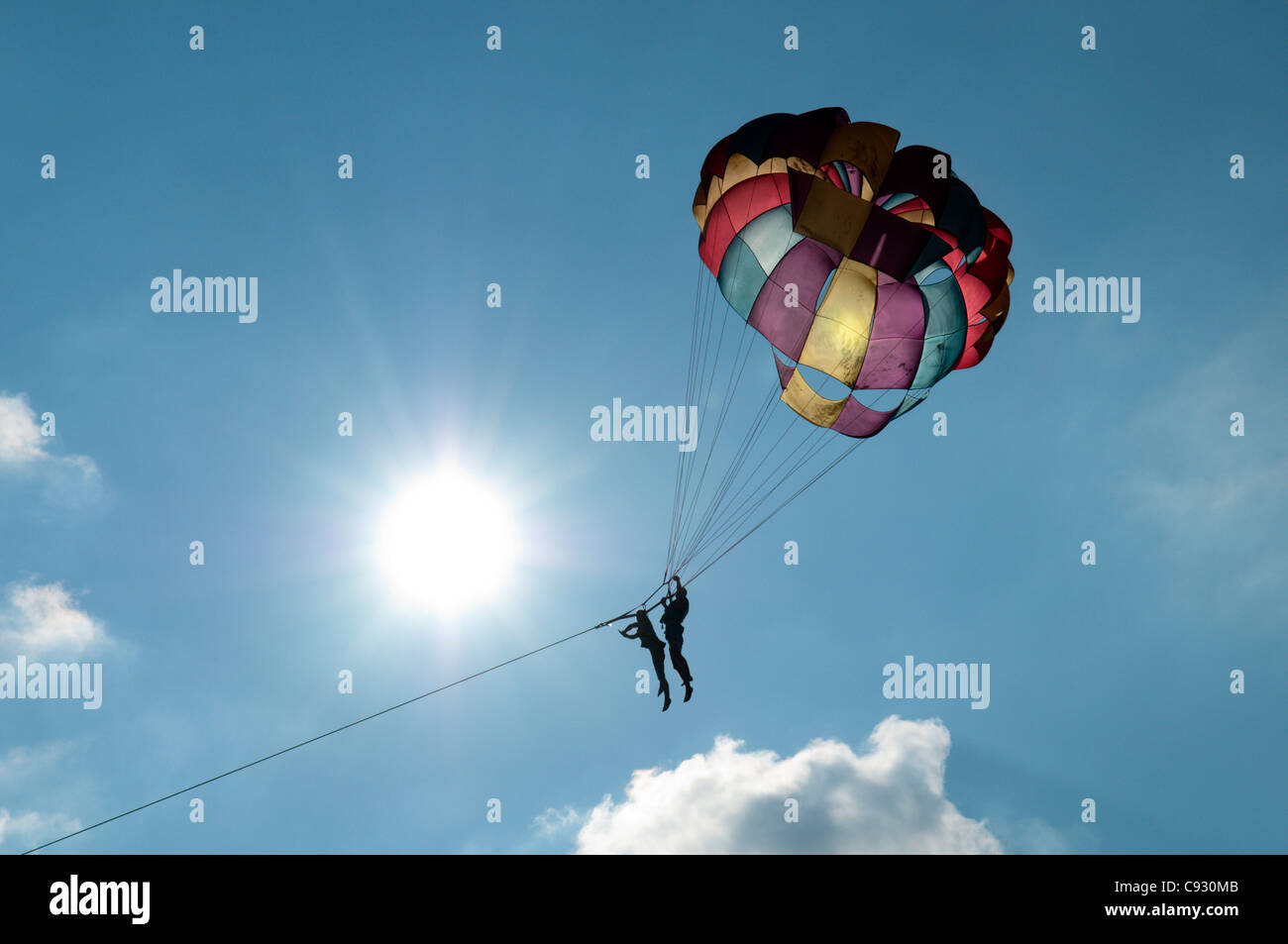 Parasailing oder Drachenfliegen ist eine Freizeitbeschäftigung, wo eine Person hinter einem Fahrzeug abgeschleppt in der Regel ein Boot während befestigt Stockfoto