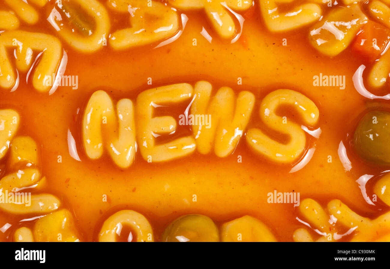 Alphabet geformten Nudeln bilden das Wort NEWS in Tomatensauce Stockfoto
