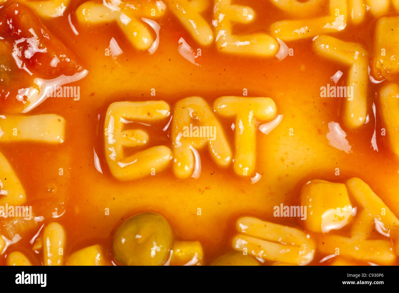 Alphabet geformten Nudeln bilden das Wort Essen in Tomatensauce Stockfoto