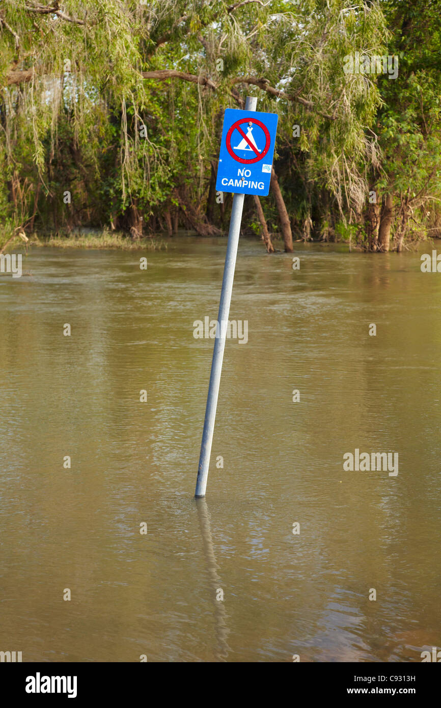 Kein CP-Schild an überfluteten Ivanhoe Crossing, Ord River, Kununurra, Kimberley-Region, Western Australia, Australien Stockfoto