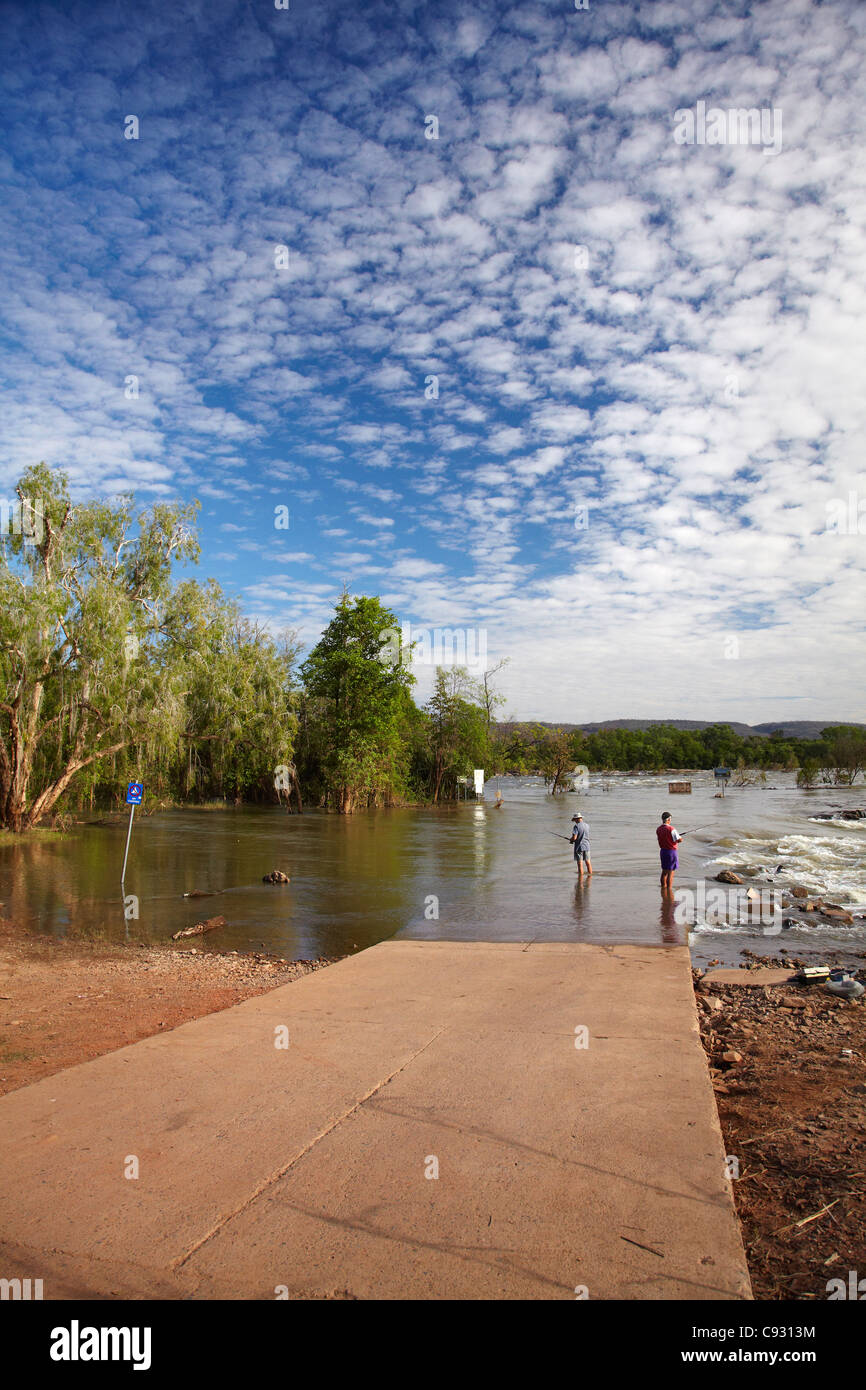 Angeln im überfluteten Ivanhoe Crossing, Ord River, Kununurra, Kimberley-Region, Western Australia, Australien Stockfoto