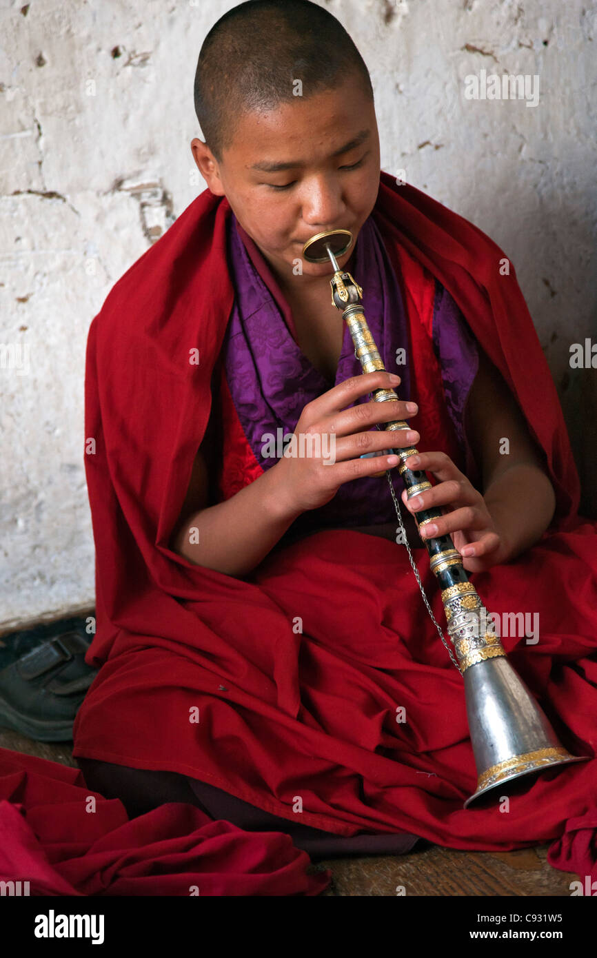 Ein Novize spielt Lingm, eine indigene bhutanischen Querflöte am Dzong oder Festung am Trashigang. Stockfoto