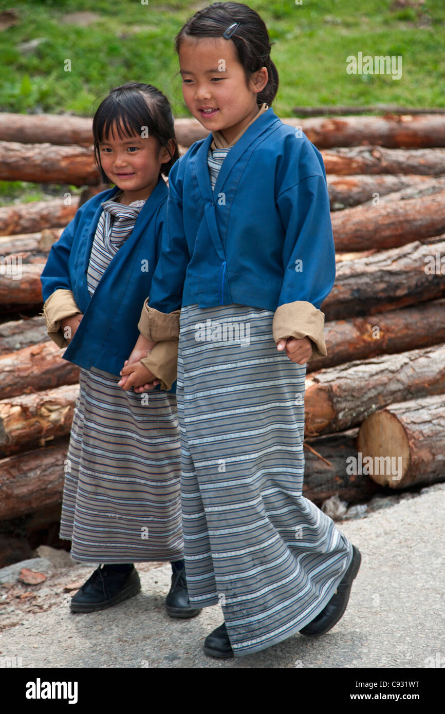 Zwei Schülerinnen gehen zur Schule in Mongar, einem kleinen Hügel-Stadt in Ost Bhutan. Stockfoto
