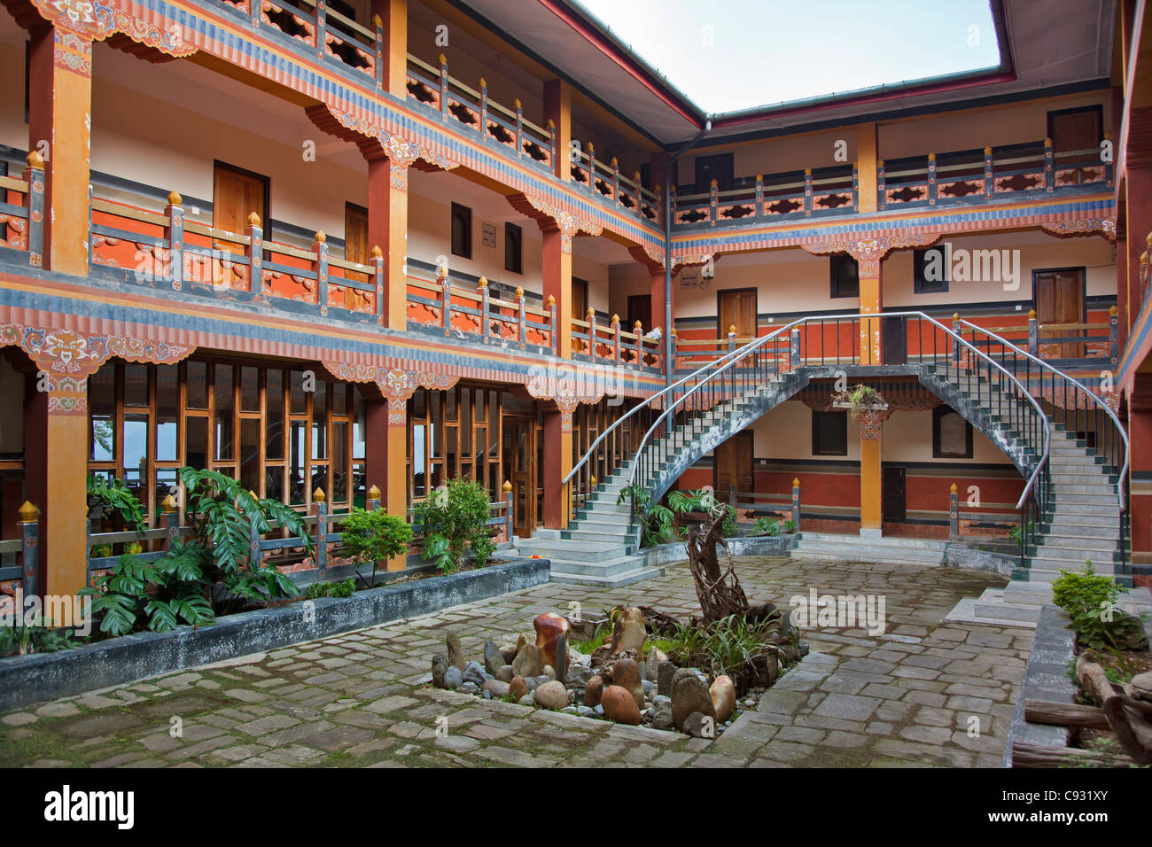 Der Innenhof des Hotels Wangchuk in Mongar, Ost Bhutan. Stockfoto