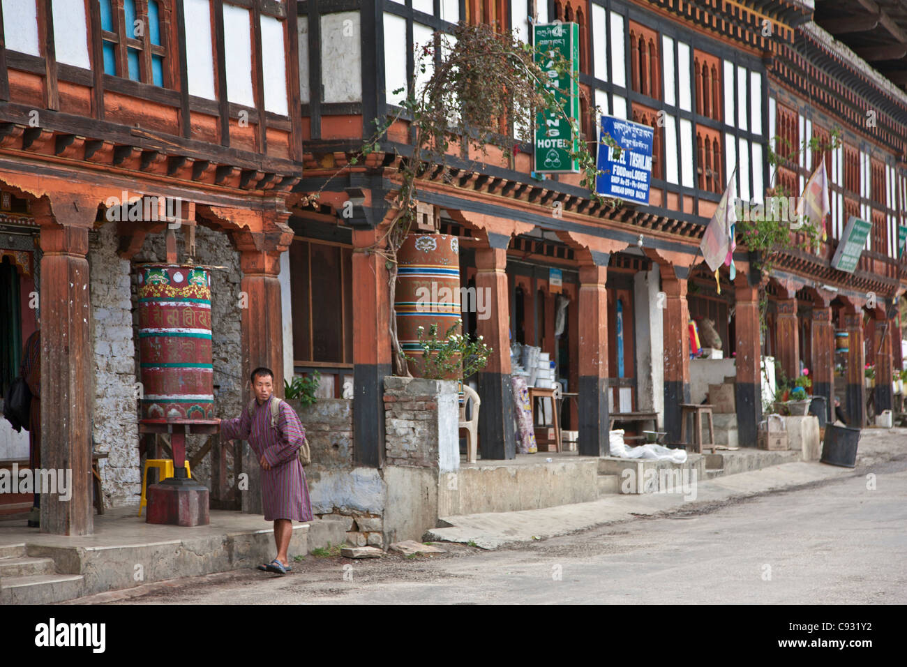 Die Hauptstraße in Mongar widerspiegelt, Geschäften und lokalen Hotels, in dem traditionellen bhutanesischen Baustil gebaut. Stockfoto