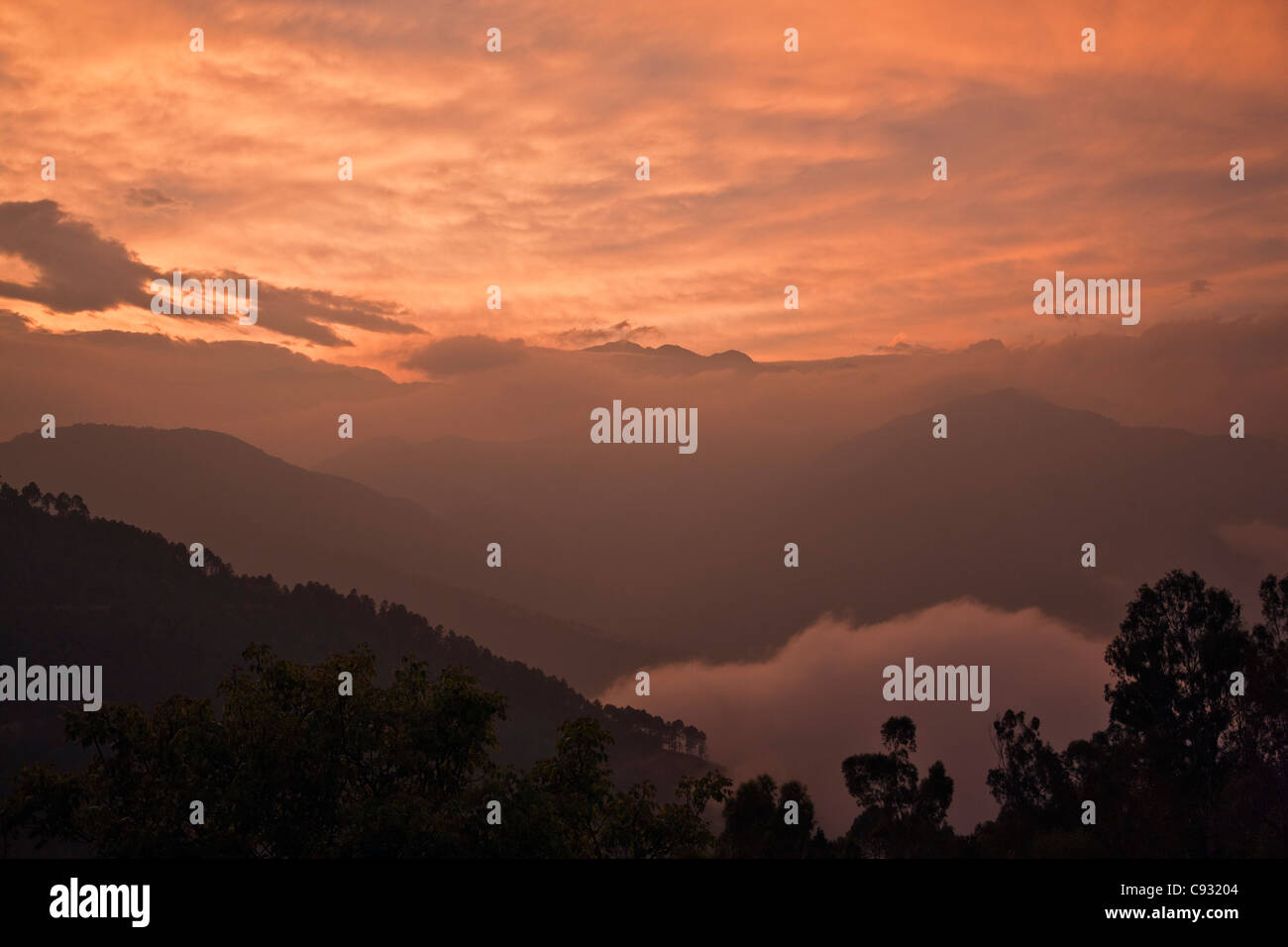 Sonnenuntergang über den Bergen rund um den Hügel Stadt Mongar. Stockfoto