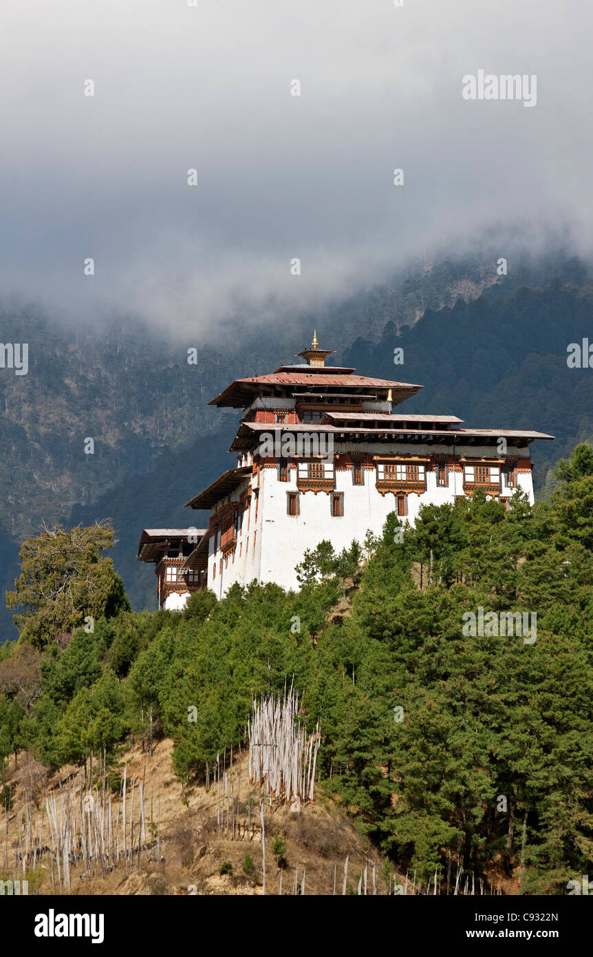 Im 17. Jahrhundert steht in einer eindrucksvollen Lage mit Blick auf das malerische Tal Chokhor Jakar Dzong (Festung). Stockfoto