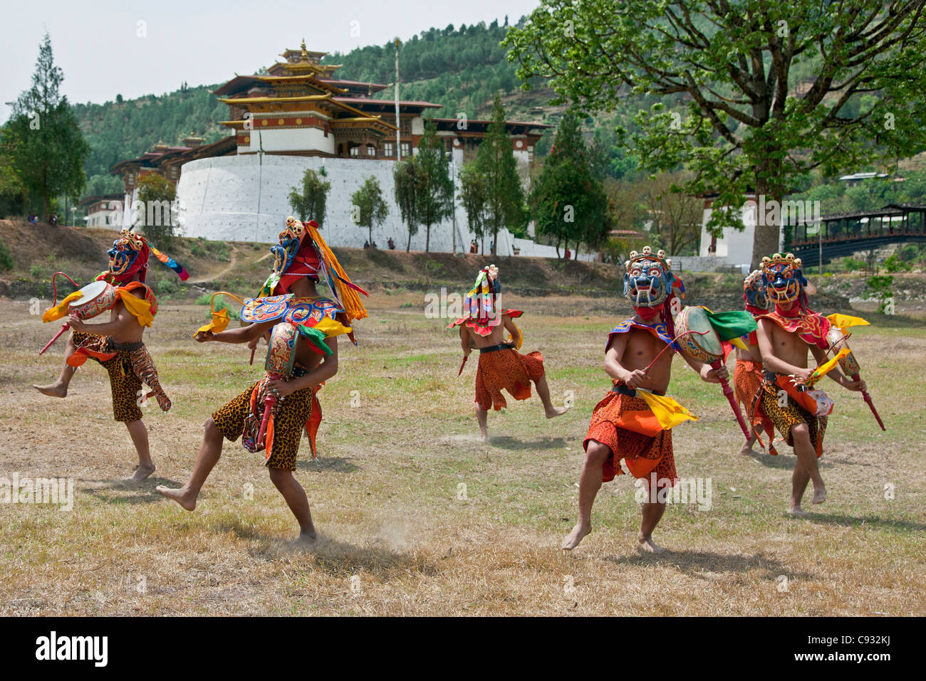 Tänzer Ging dang Tsoling, der Tanz Ging und die Tsholing außerhalb Punakha Dzong. Stockfoto