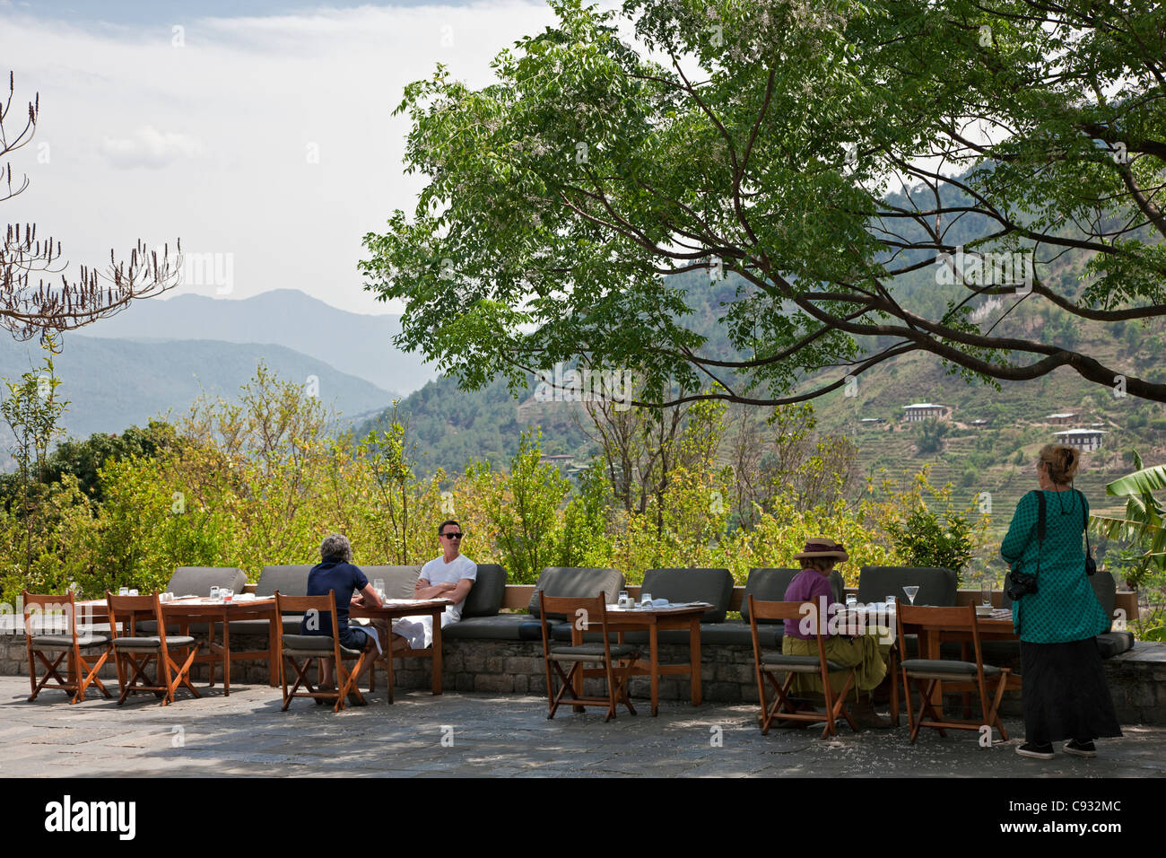 Mittagessen auf der Terrasse des Amankora Hotels ein kleines Hotel mit Blick über das Tal von Punakha. Stockfoto
