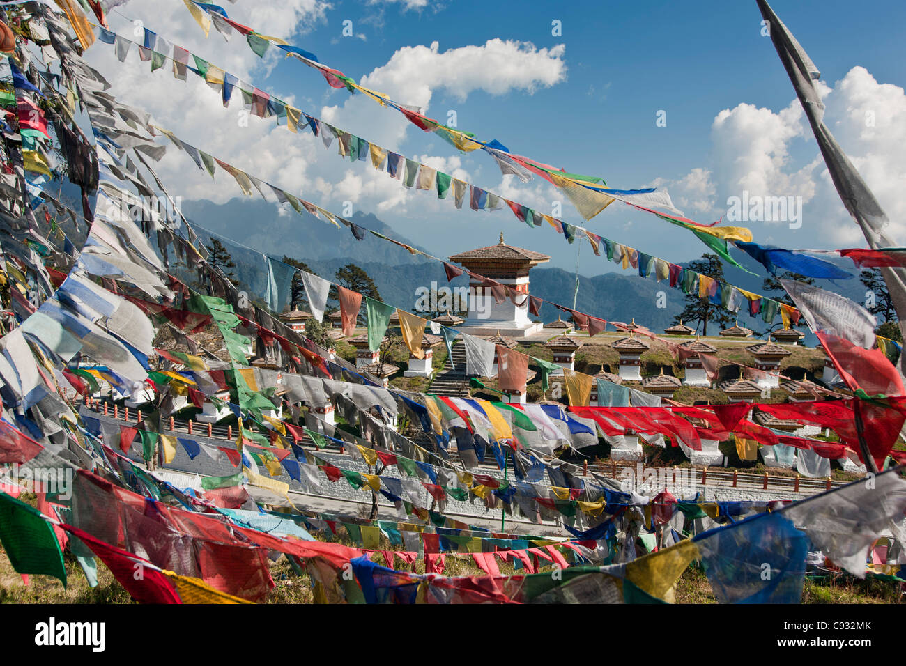 Einige der 108 Druk Wangyel Chörten und zahlreiche Gebete Fahnen auf den 3.000-Meter-hohen Dochu La Pass. Stockfoto
