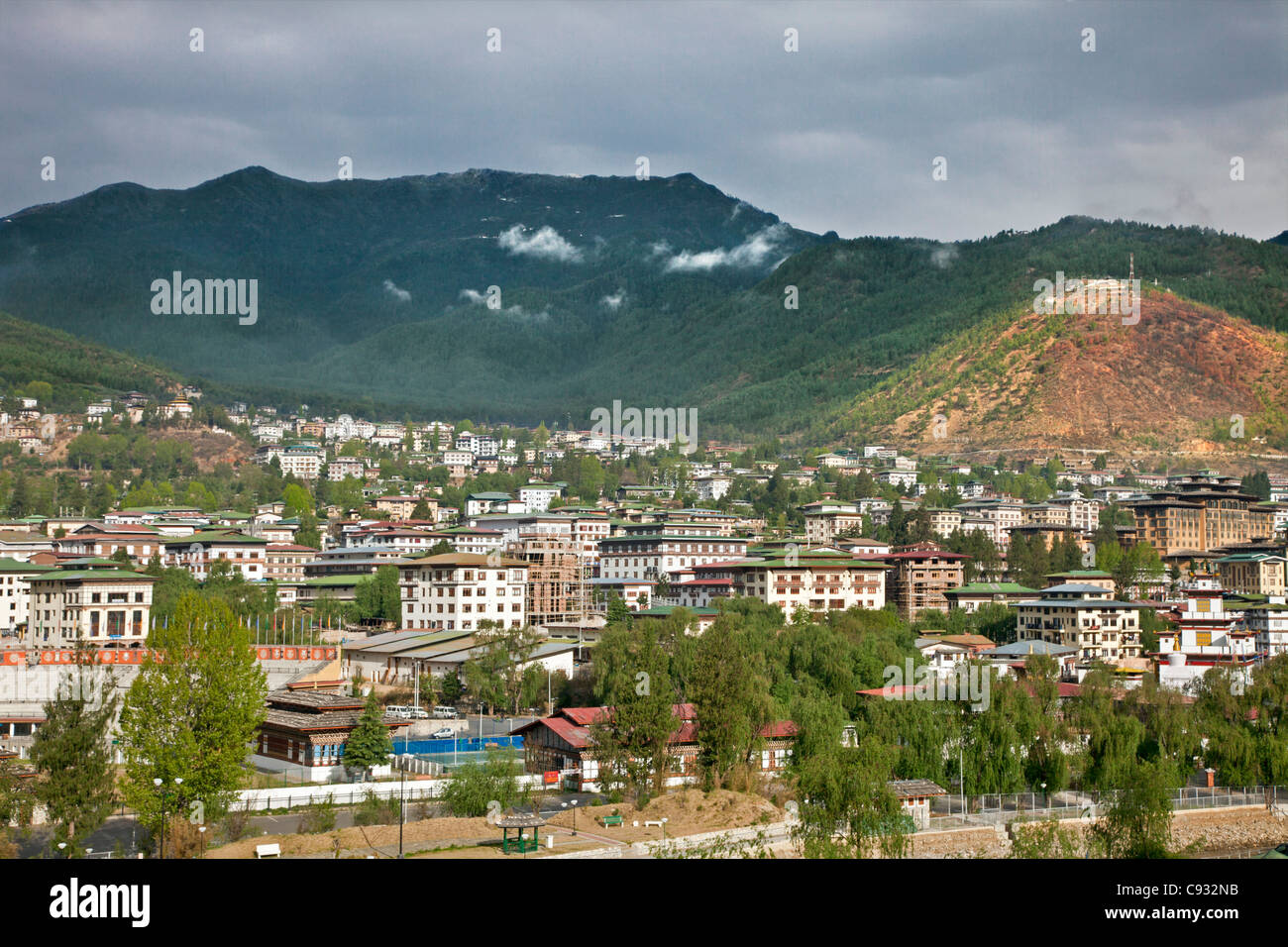 Liegen auf einer Höhe von mehr als 2.200 m und umgeben von Bergen, Thimphu ist die Hauptstadt von Bhutan. Stockfoto