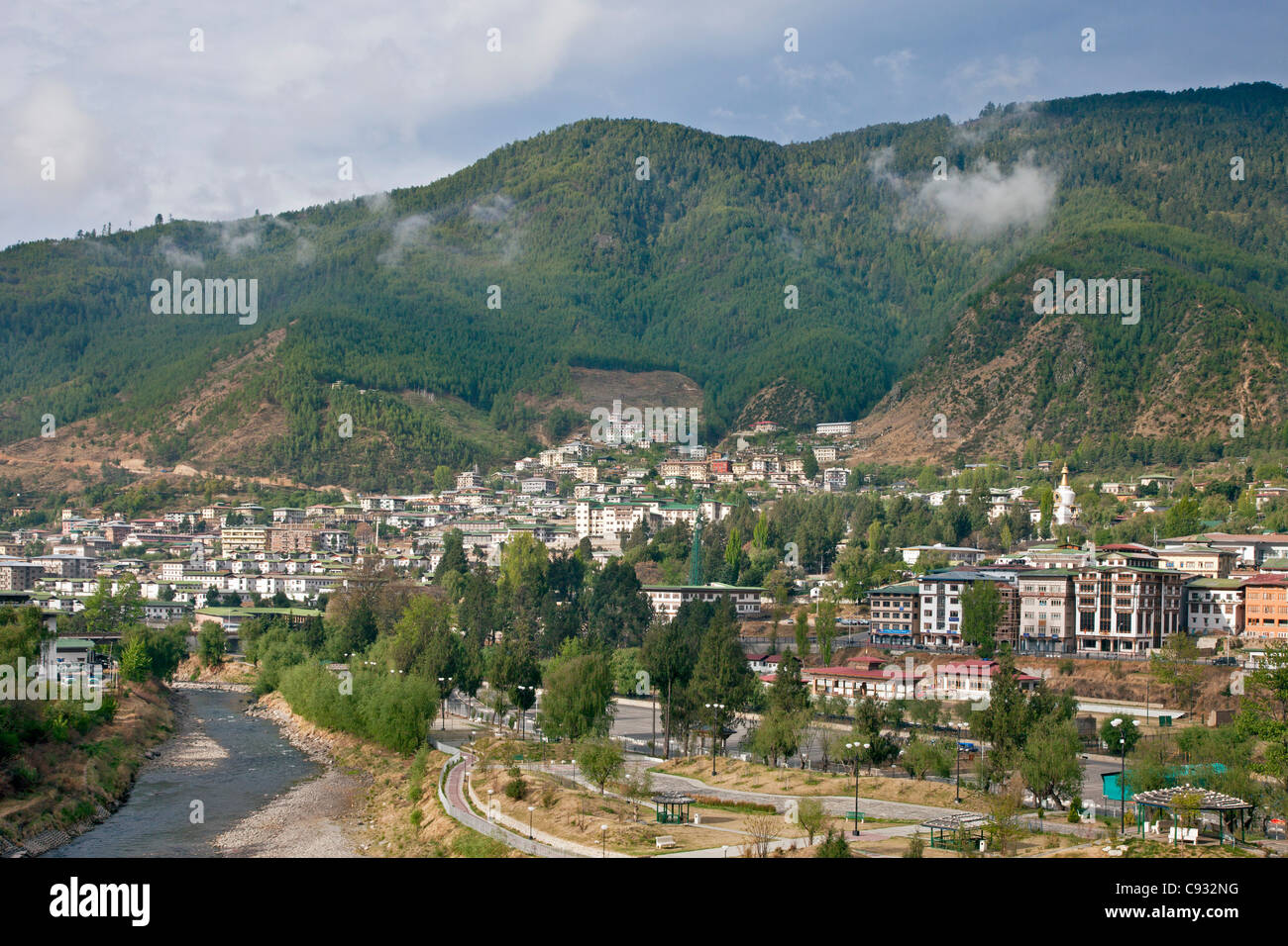 Liegen auf einer Höhe von mehr als 2.200 m und umgeben von Bergen, Thimphu ist die Hauptstadt von Bhutan. Stockfoto