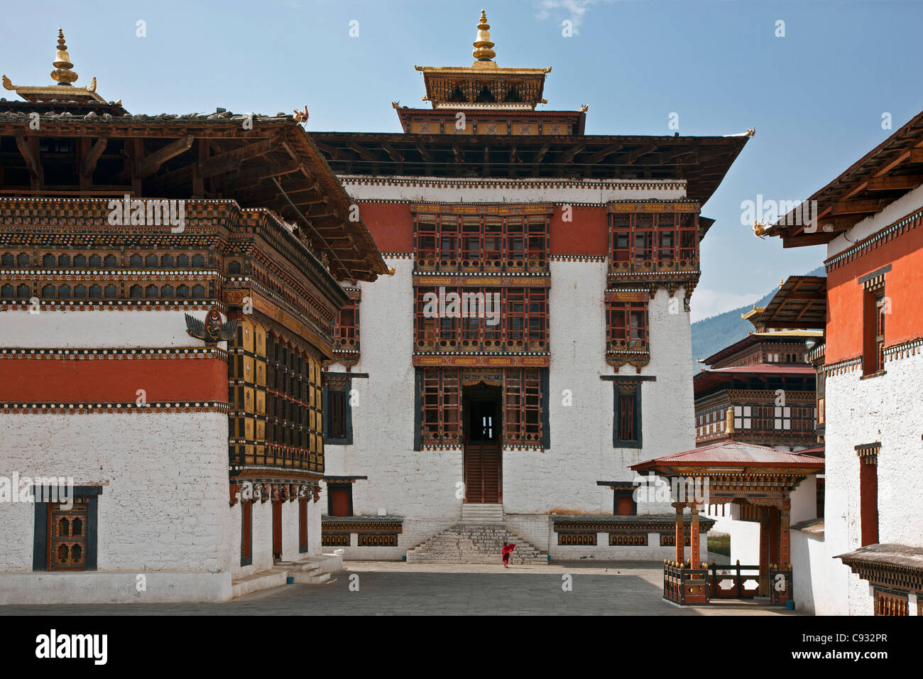 Schöne Klostergebäude umgeben den Hof des Trashi Chhoe Dzong in Thimphu. Stockfoto