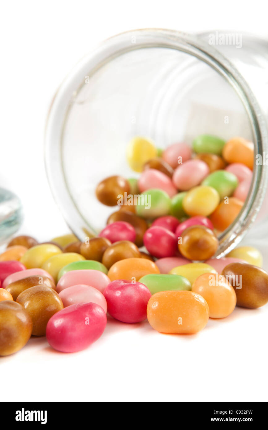 Bunten Candys aus einem Glas Jar Isolated on White Stockfoto