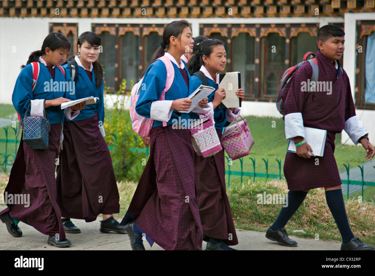 Studenten, die zu Fuß zur Schule in Thimphu, der Hauptstadt des Königreichs Bhutan. Stockfoto