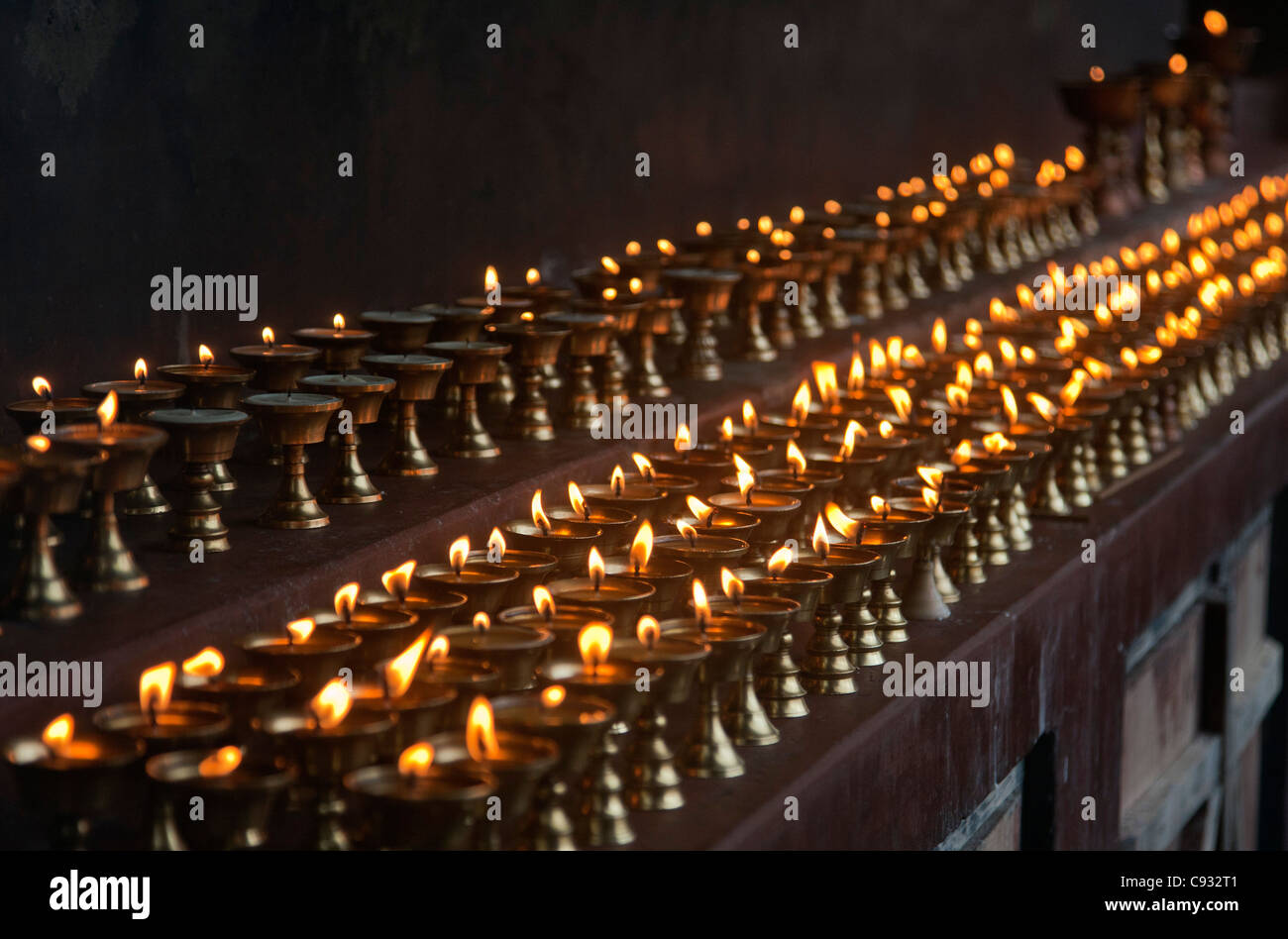 Eine lange Reihe von Butterlampen brennen an der Changangkha Tempel, eine feine 15. Jahrhundert, am Stadtrand von Thimphu. Stockfoto