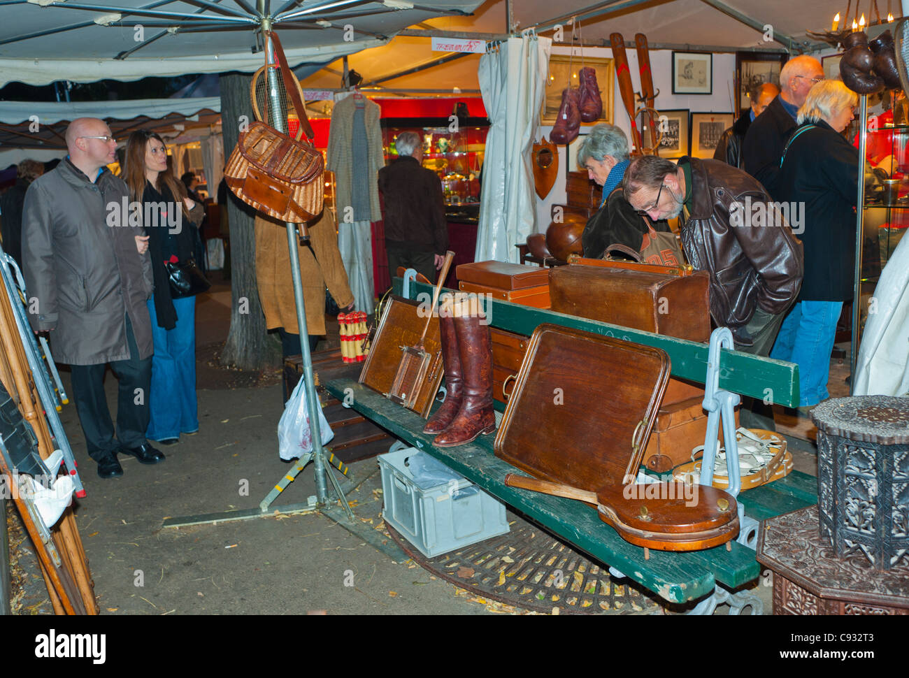 Paris, Frankreich, Bastille Brocante, kleine Gruppe Leute Einkaufen auf dem französischen Antiquitätenmarkt, Durchstöbern im Vintage-Shop Stockfoto