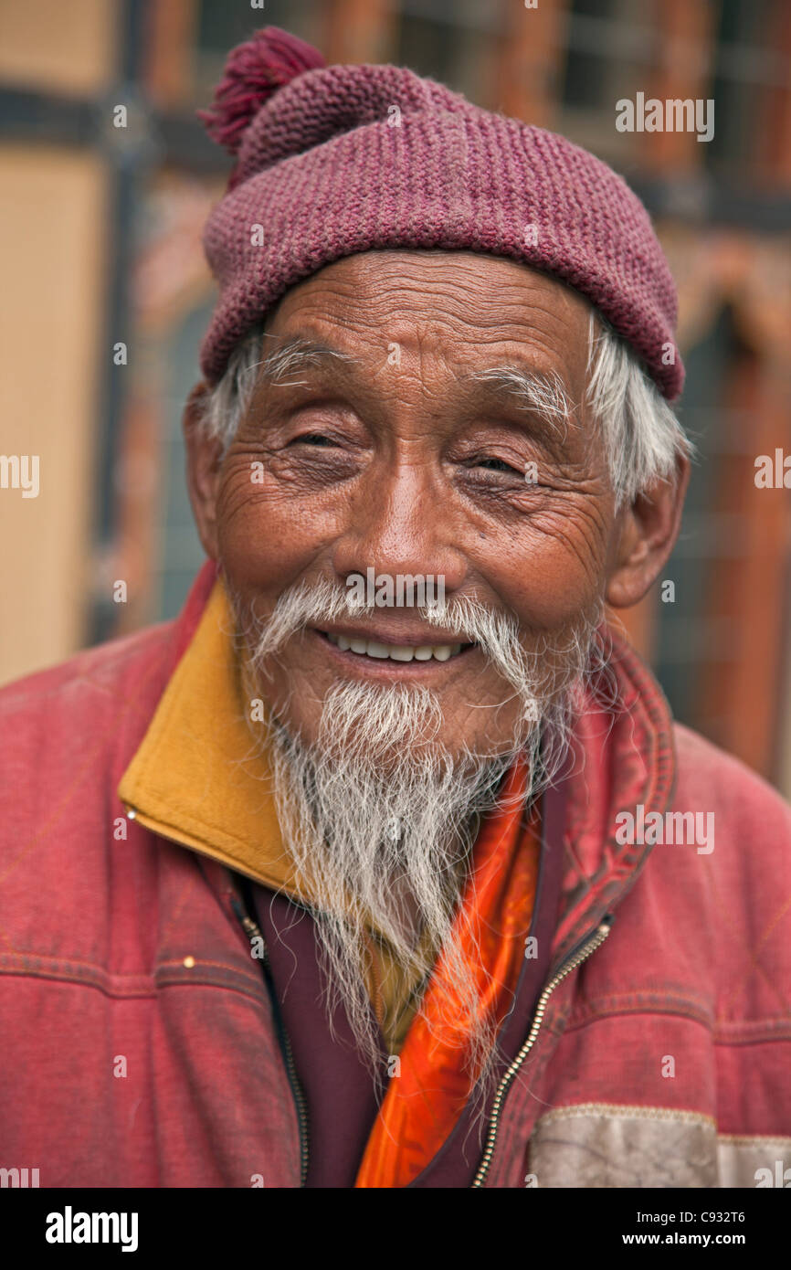 Ein jovialen alten Mönch außerhalb der Changangkha Tempel, eine feine 15. Jahrhundert, am Stadtrand von Thimphu. Stockfoto