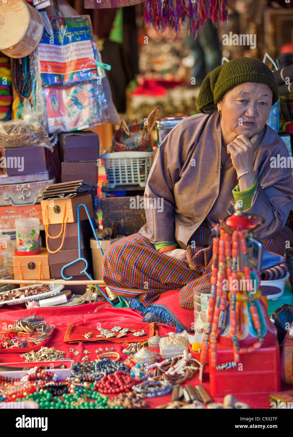 Ein Standbesitzer am Thimphus Freiluftmarkt auf der Ostseite des Wang Chhu Fluss. Stockfoto
