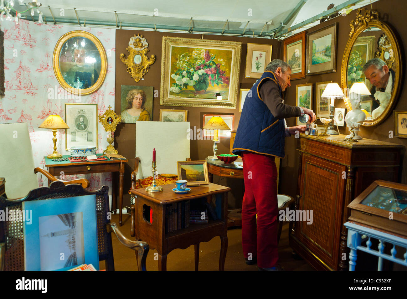 Paris, Frankreich, Bastille Brocante, Geschäftsmann im Shop in französischen Antiquitäten Vintage Markt Stockfoto