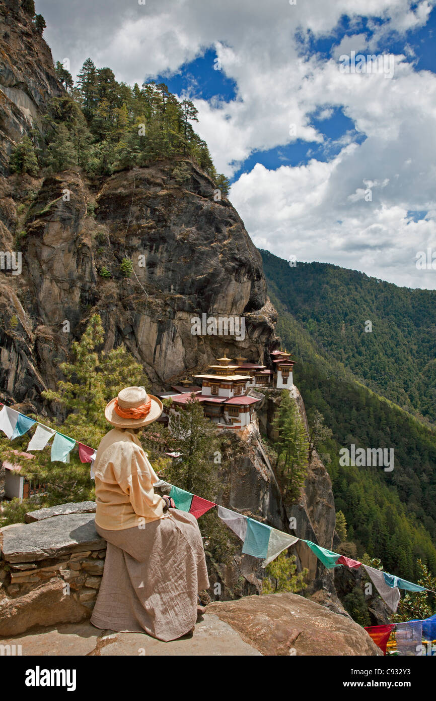 Ein Besucher bewundert Taktshang Goemba, Tiger Nest, bekanntesten Kloster Bhutans. Stockfoto