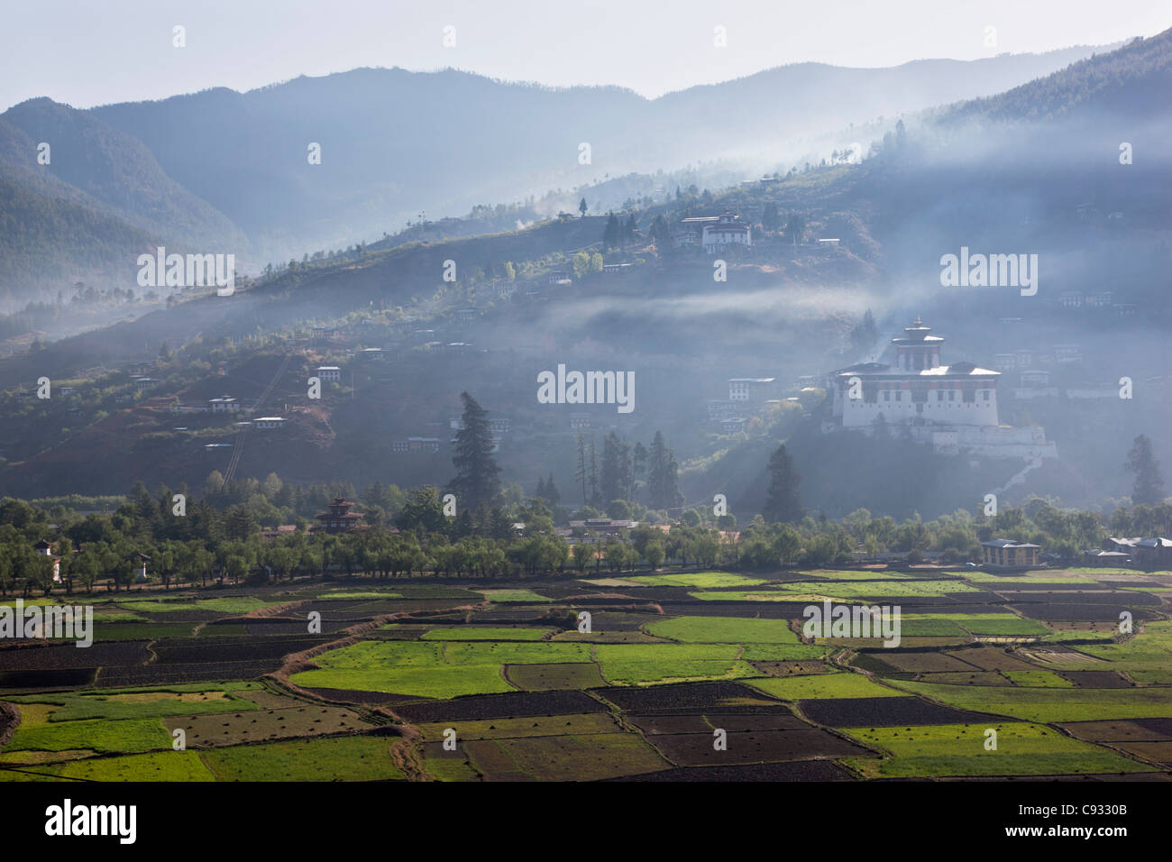 Sehr beeindruckend 16. Jahrhundert Paro Dzong und seine runde Wachturm, jetzt ein nationales Museum. Stockfoto